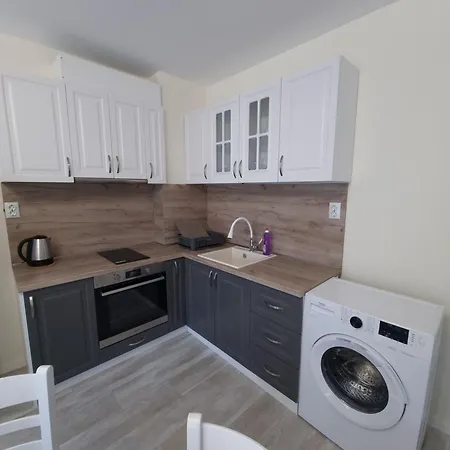 Apartman жилищна сграда орех