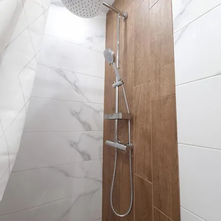 Apartman жилищна сграда орех